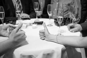 Collage de personnes lors d'un événement d'entreprise réagissant avec étonnement à un spectacle de mentalisme et de magie.